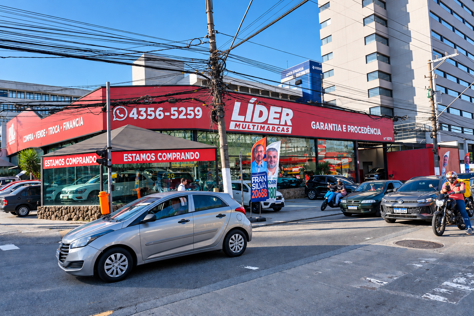 Fachada vermelha da Líder Multimarcas com letreiro "Garantia e Procedência" e carros na rua em frente